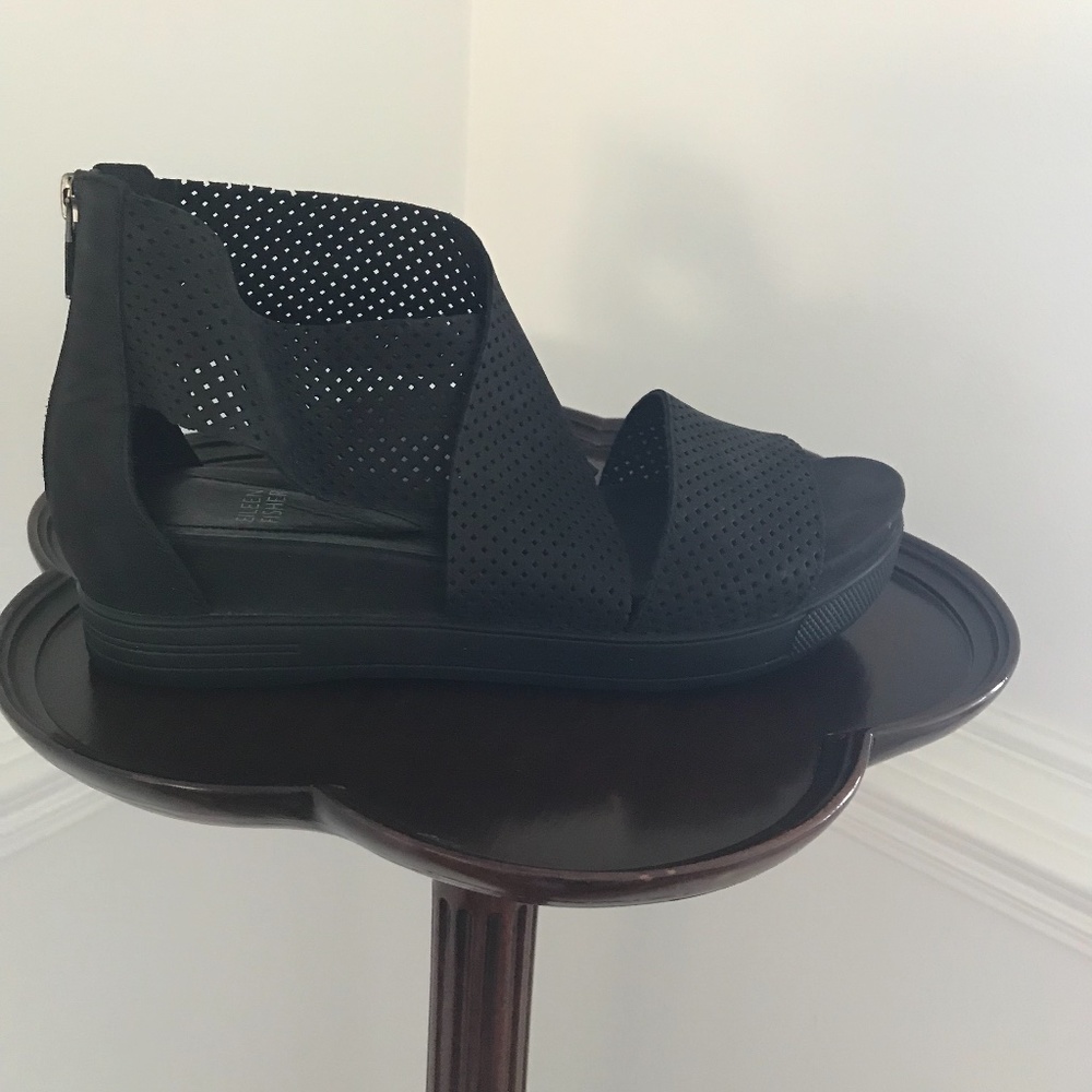 Eileen Fisher 81/2 all black sandal